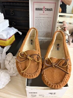 Minnetonka Suede Moccasins in Chestnut Tan with Leather Bow